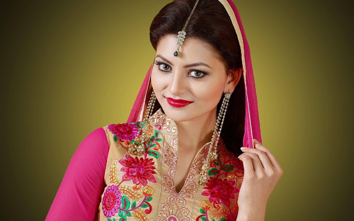 Urvashi Rautela: 50 best looking hot & beautiful HD Photos