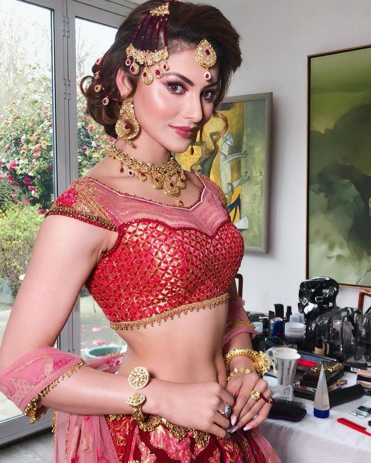 Urvashi Rautela Hot Photos from Behind the Scenes