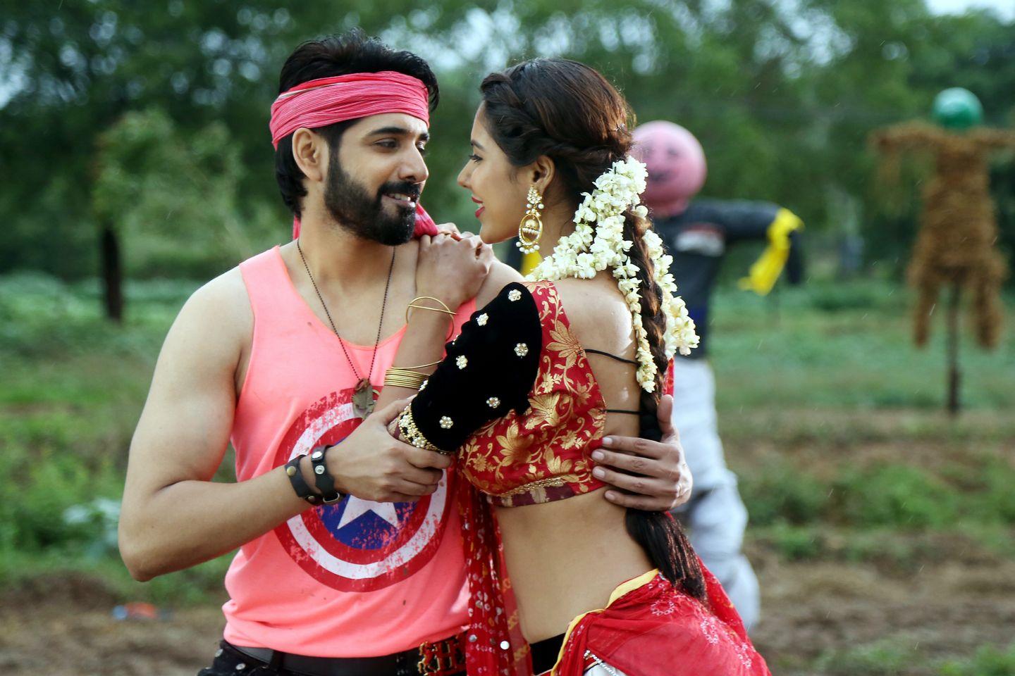 Aatadukundam Raa Movie Stills