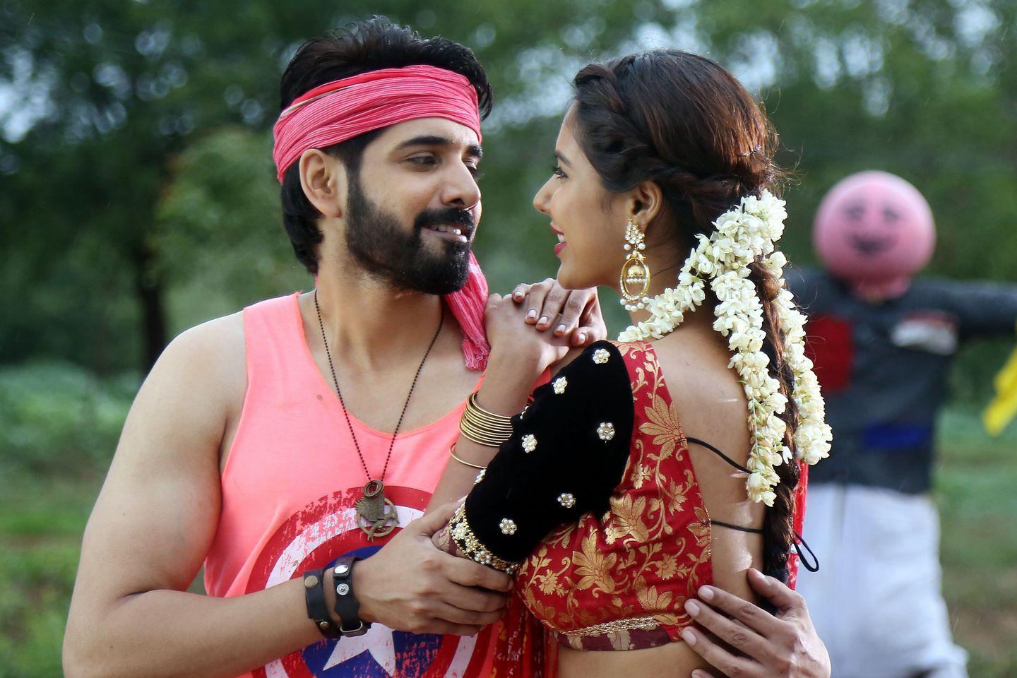 Aatadukundam Raa Movie Stills