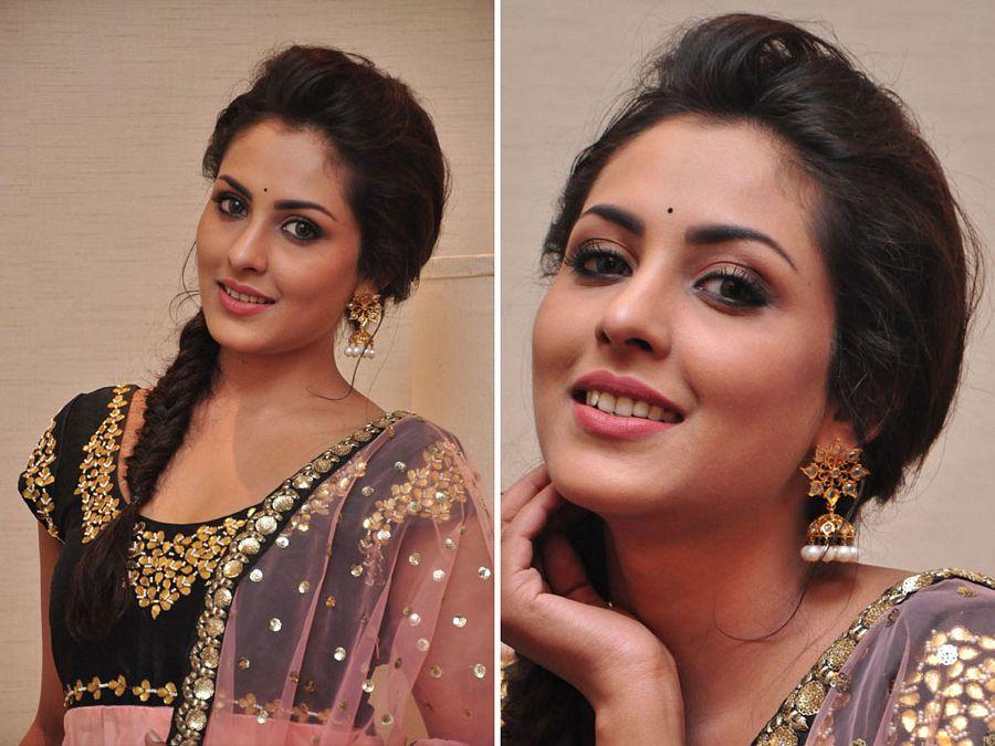 Actress Madhu Shalini Latest Close UP Wallpapers