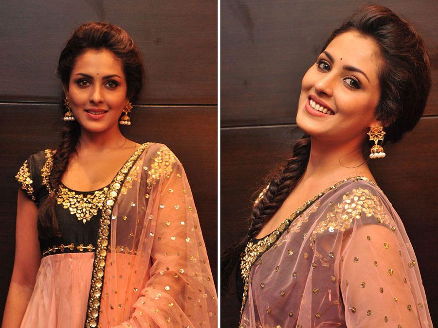 Actress Madhu Shalini Latest Close UP Wallpapers