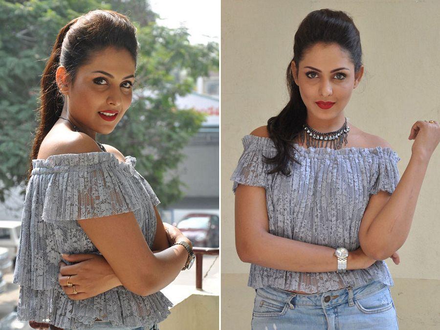 Actress Madhu Shalini Latest Close UP Wallpapers