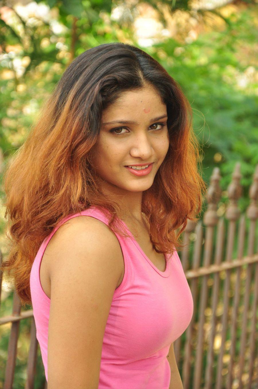 Actress Aarthi Photos