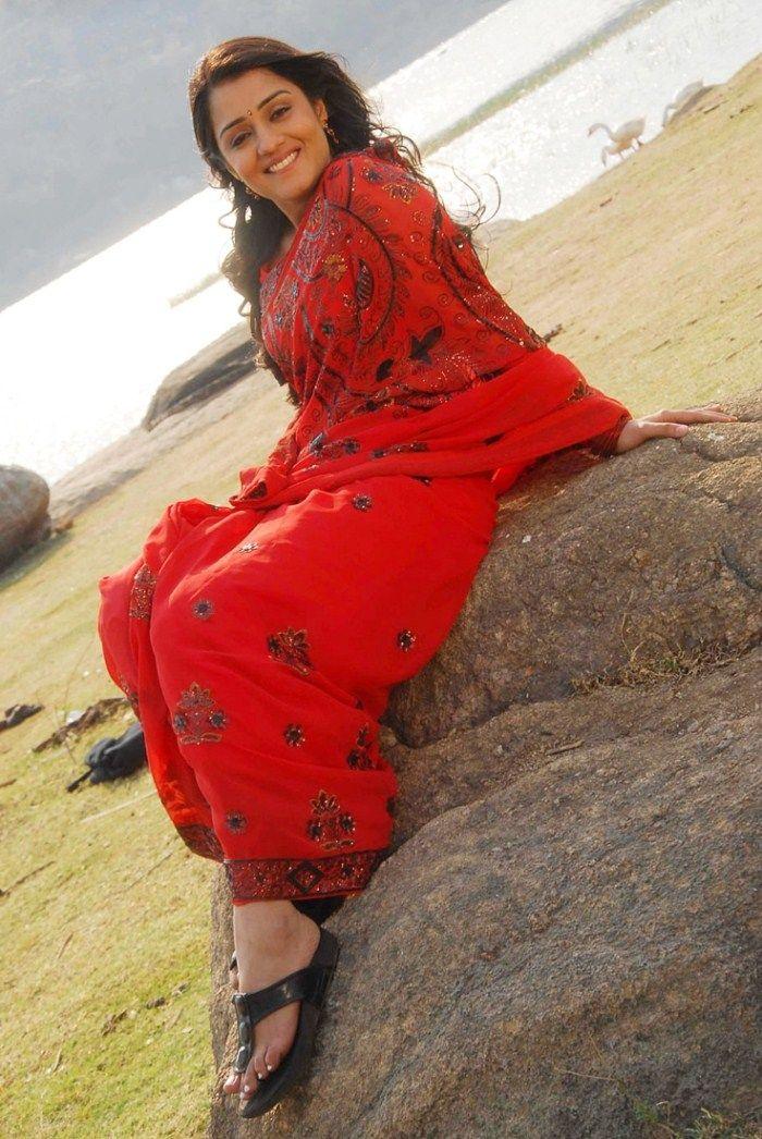 Actress Nikitha Thukral Hot Looking in Saree Photos