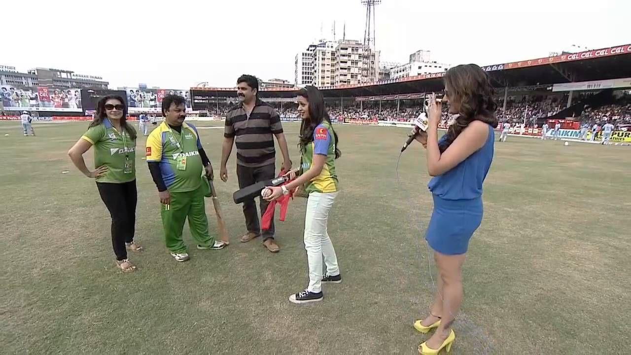 Actress Playing Cricket Photos
