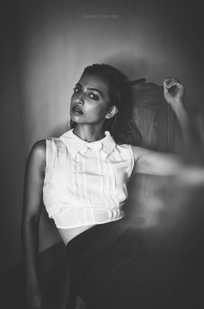 Actress Radhika Apte Sexy Pics