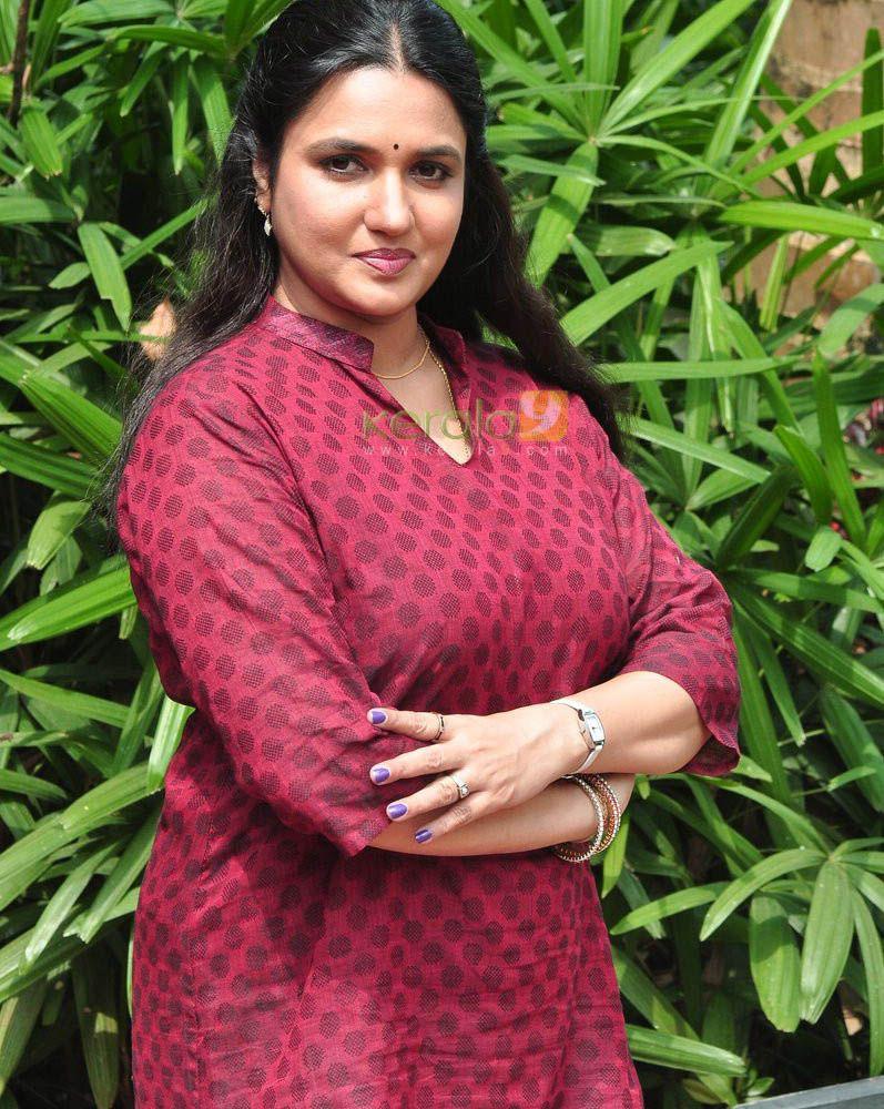 Actress Sukanya Photo Pics