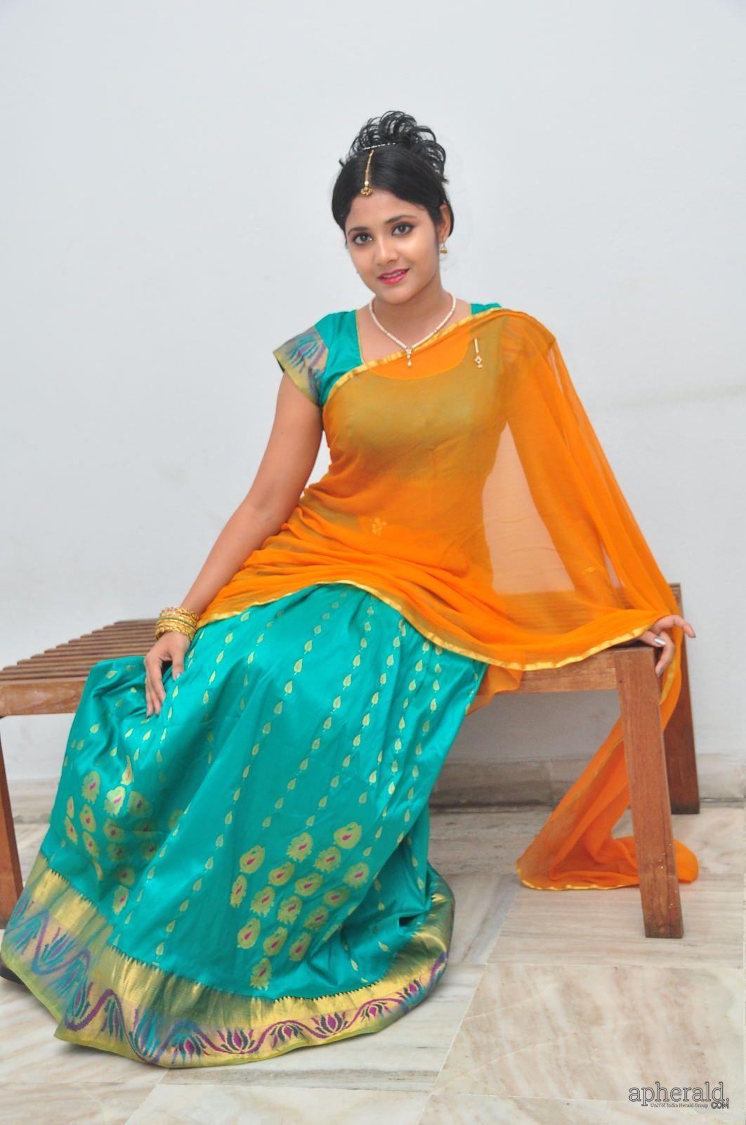Aiswarya Sexy Half Saree Pics