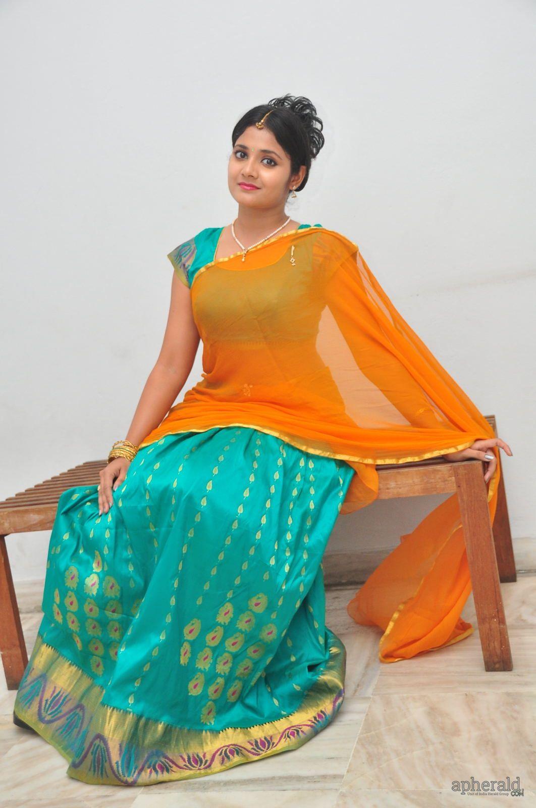 Aiswarya Sexy Half Saree Pics