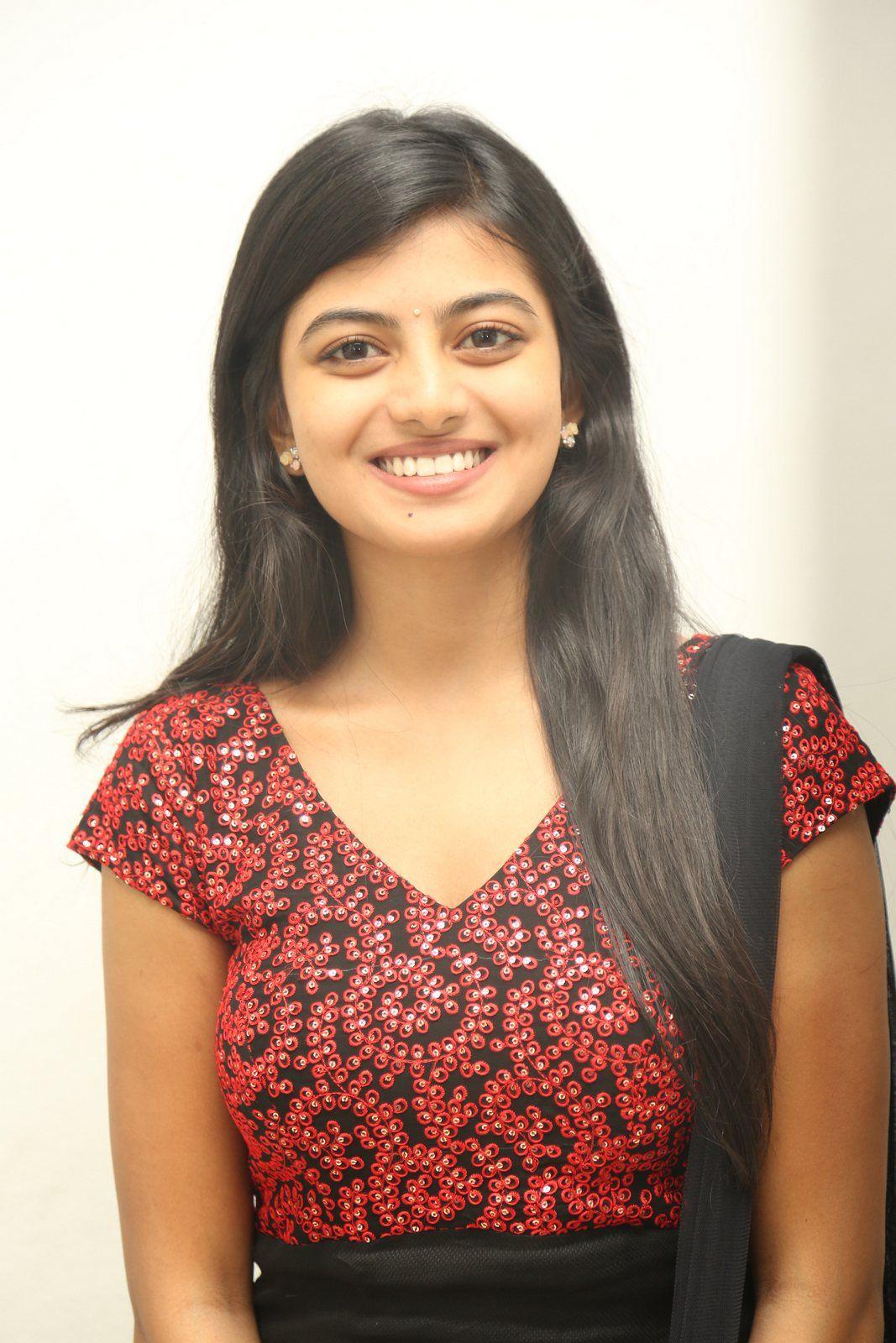 Anandhi Cute Pics