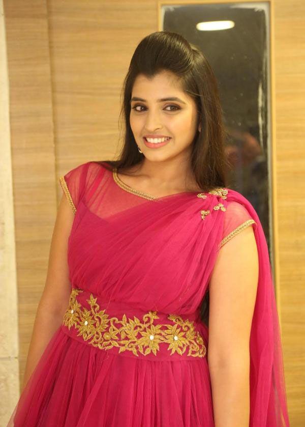 Anchor Shyamala Cute Smile Photos