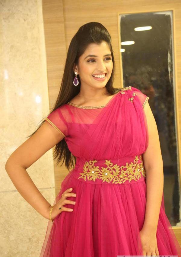 Anchor Shyamala Cute Smile Photos