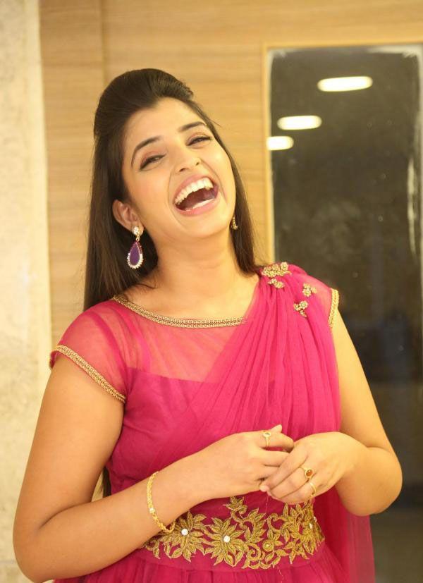 Anchor Shyamala Cute Smile Photos