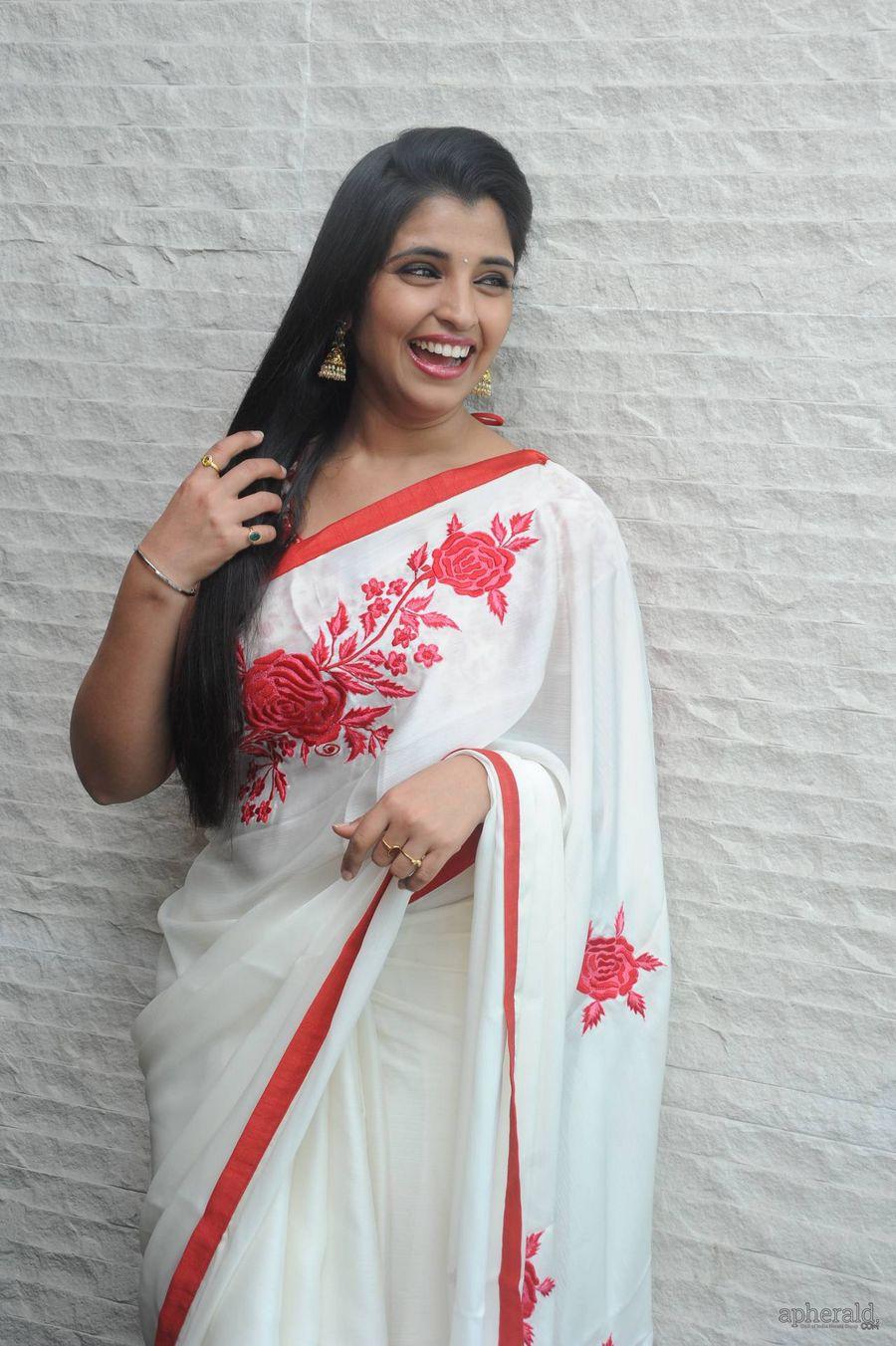 Anchor Syamala Sexy Saree Pics