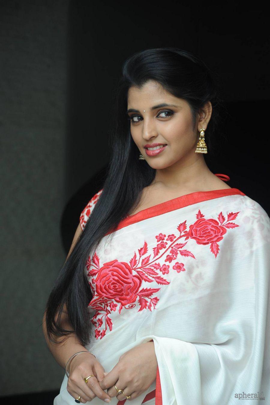 Anchor Syamala Sexy Saree Pics