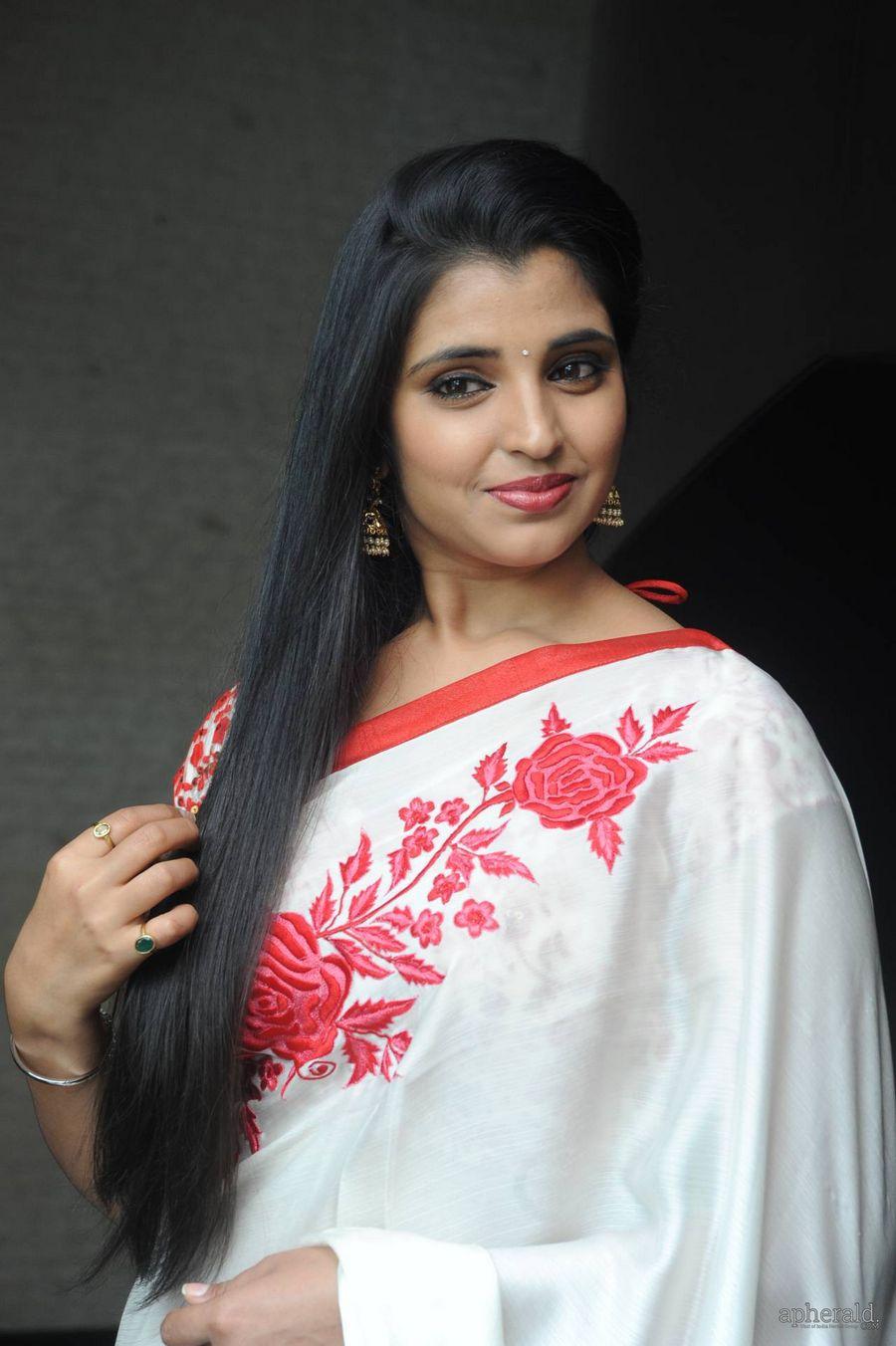 Anchor Syamala Sexy Saree Pics