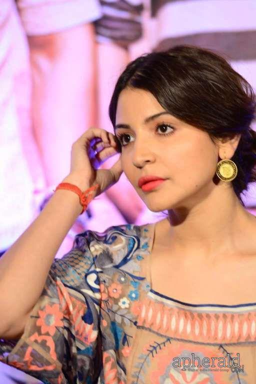 Anushka Sharma cute Pics