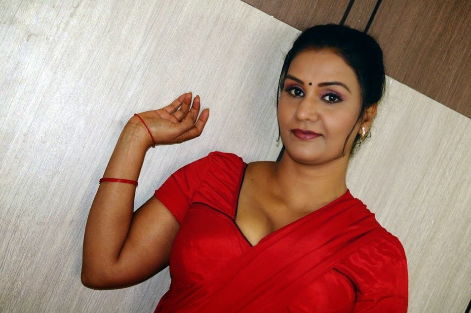 Apoorva Aunty Spicy Navel pics