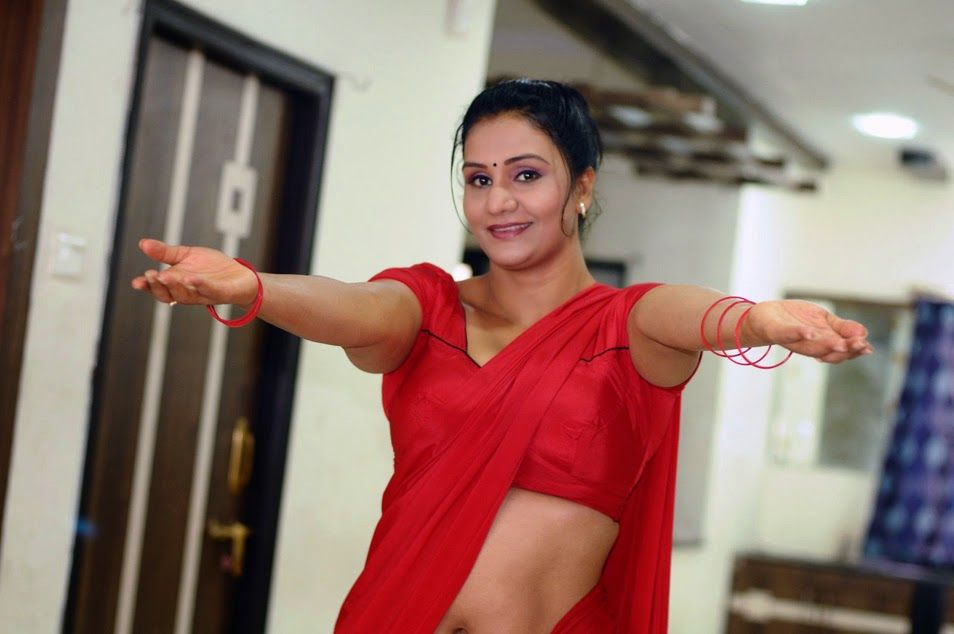 Apoorva Aunty Spicy Navel pics