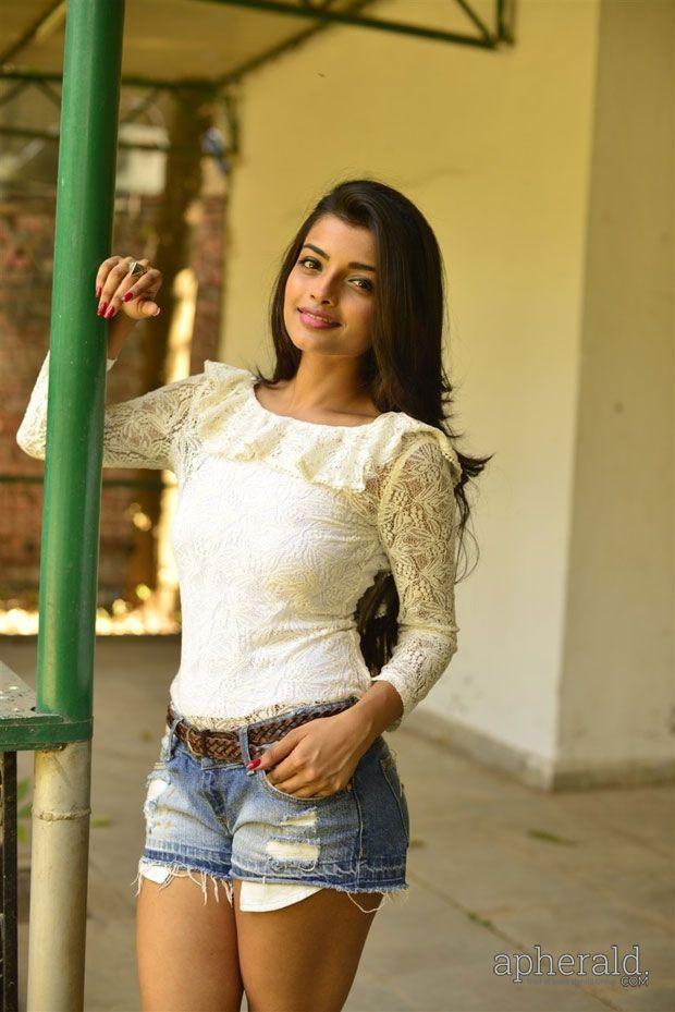 Ashna Zaveri Beautiful Photos