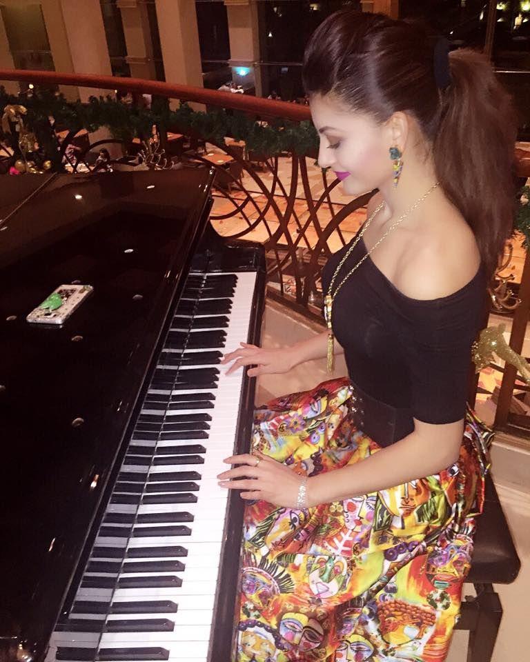 Beauty Girl Urvashi Rautela Pics
