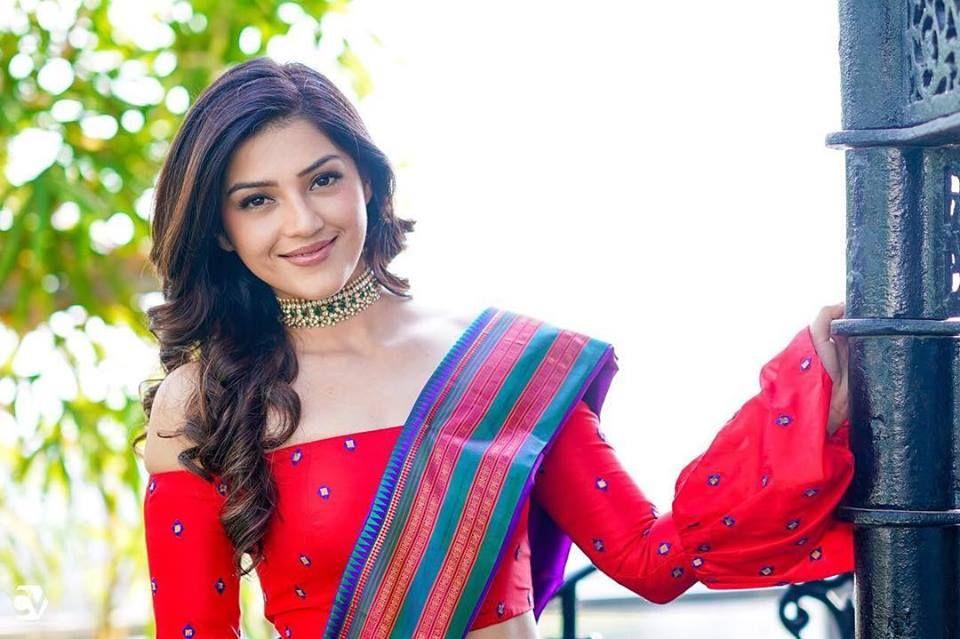 Gorgeous Beauty Mehreen Kaur Rare & Unseen Photo Stills