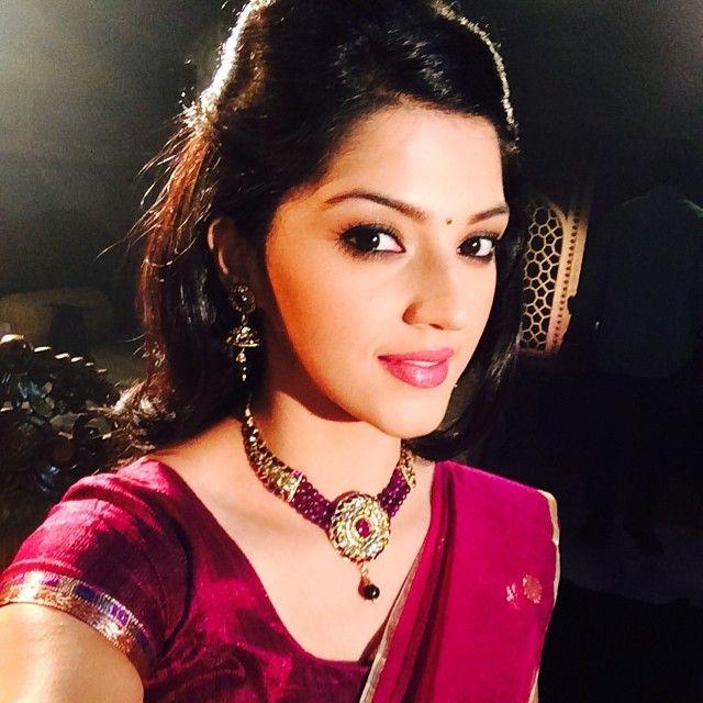 Gorgeous Beauty Mehreen Kaur Rare & Unseen Photo Stills
