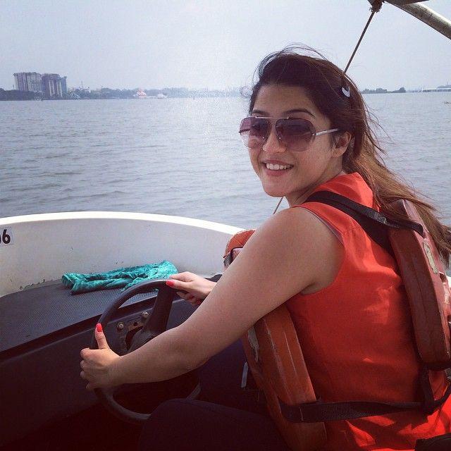 Gorgeous Beauty Mehreen Kaur Rare & Unseen Photo Stills