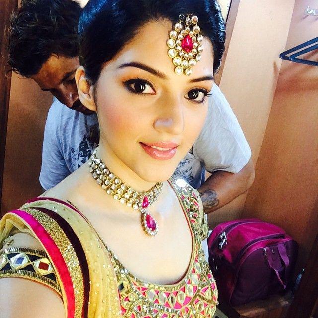 Gorgeous Beauty Mehreen Kaur Rare & Unseen Photo Stills