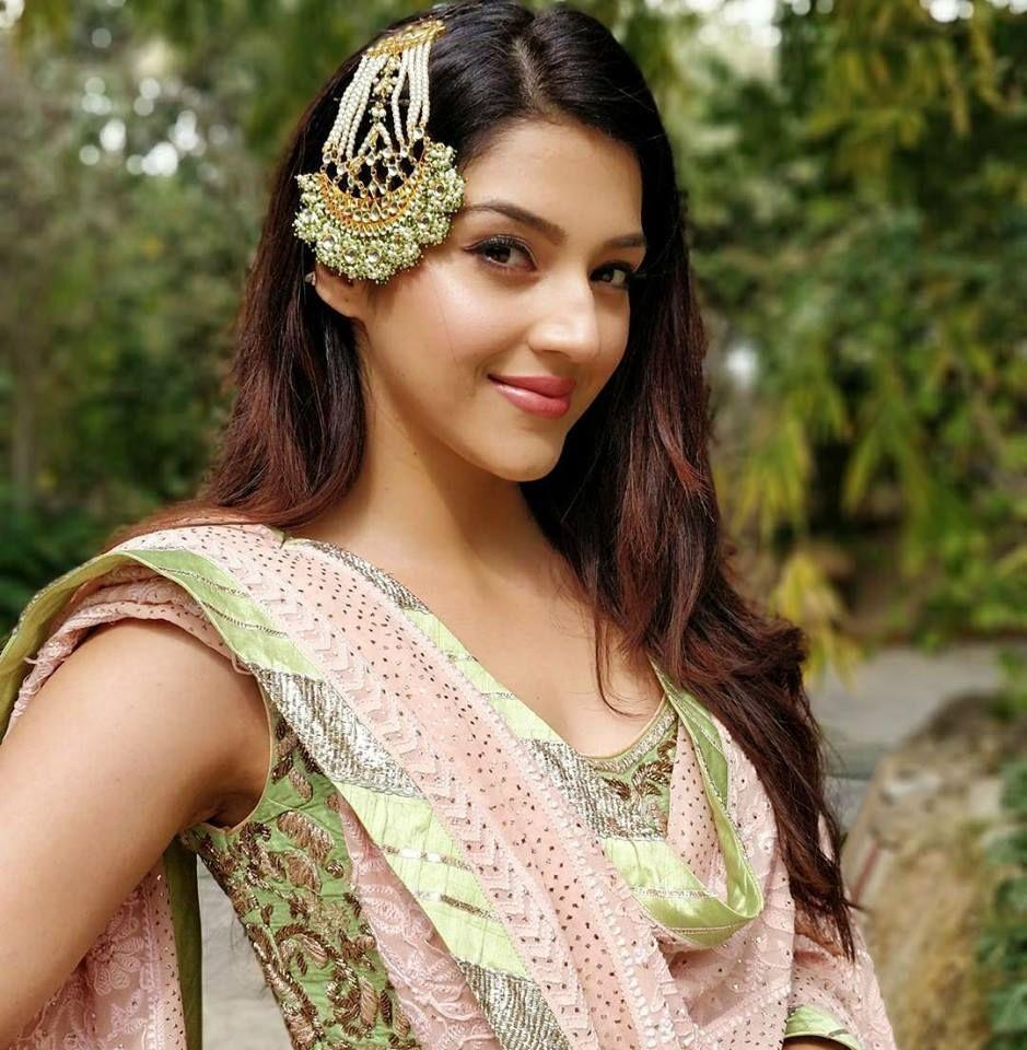 Gorgeous Beauty Mehreen Kaur Rare & Unseen Photo Stills