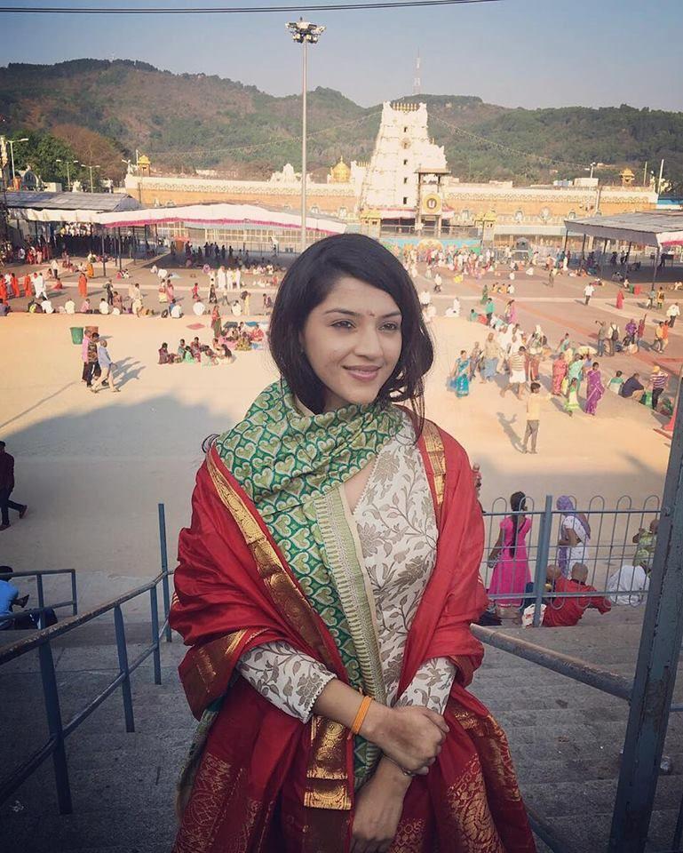 Gorgeous Beauty Mehreen Kaur Rare & Unseen Photo Stills