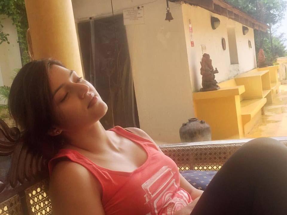 Gorgeous Beauty Mehreen Kaur Rare & Unseen Photo Stills