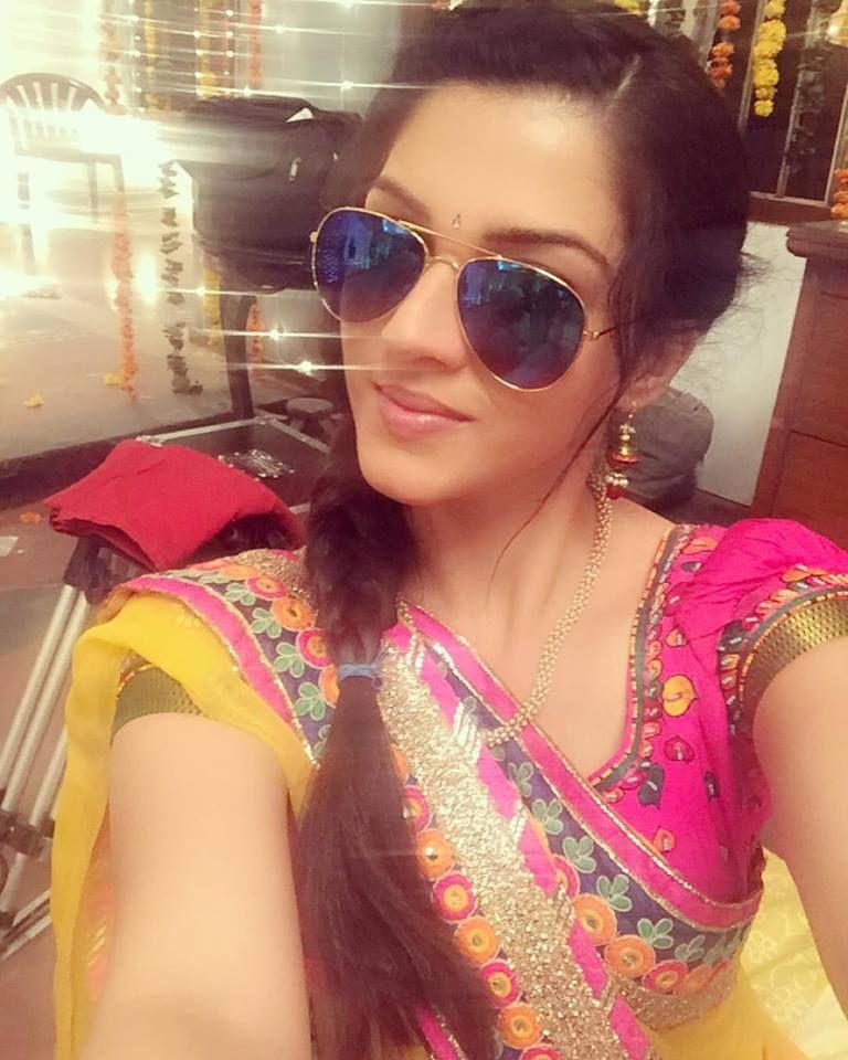 Gorgeous Beauty Mehreen Kaur Rare & Unseen Photo Stills