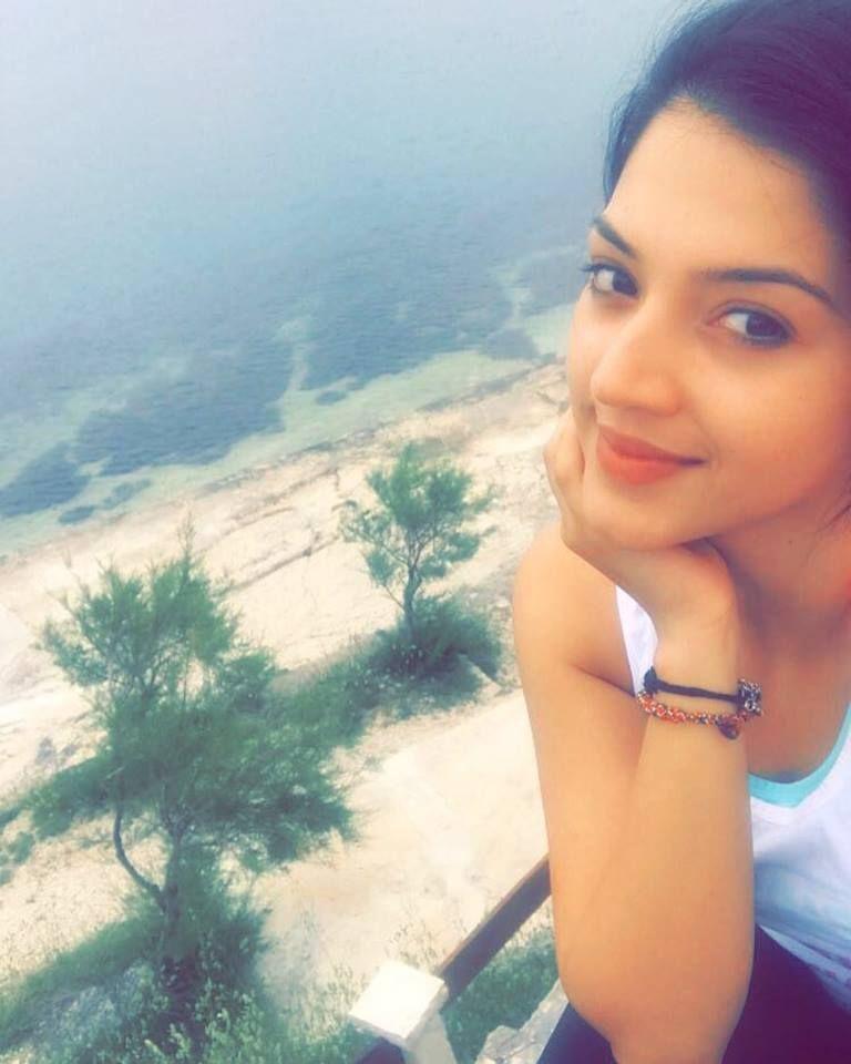 Gorgeous Beauty Mehreen Kaur Rare & Unseen Photo Stills