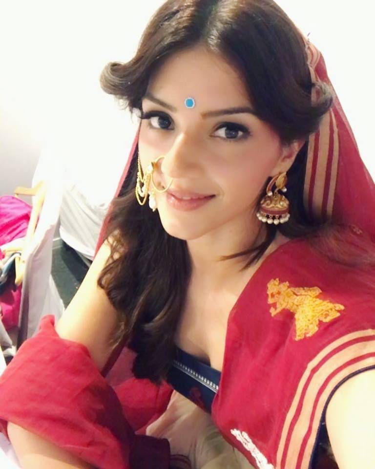 Gorgeous Beauty Mehreen Kaur Rare & Unseen Photo Stills