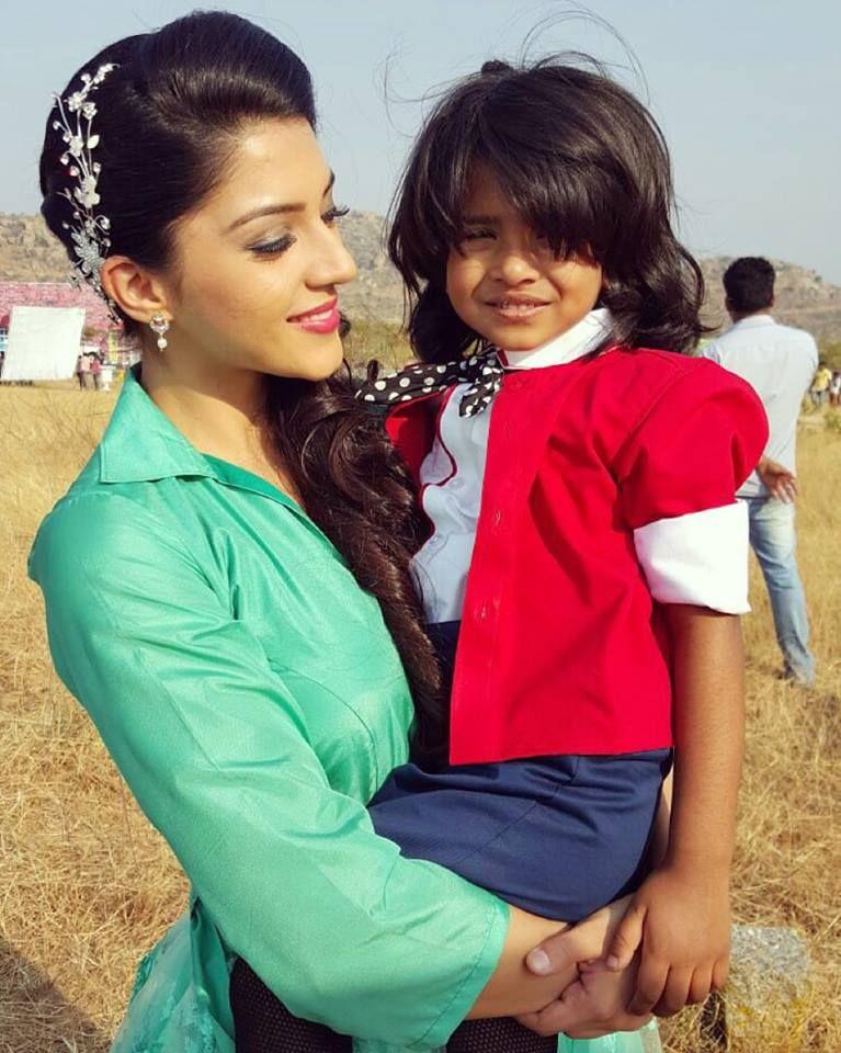 Gorgeous Beauty Mehreen Kaur Rare & Unseen Photo Stills