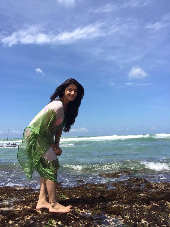Gorgeous Beauty Mehreen Kaur Rare & Unseen Photo Stills