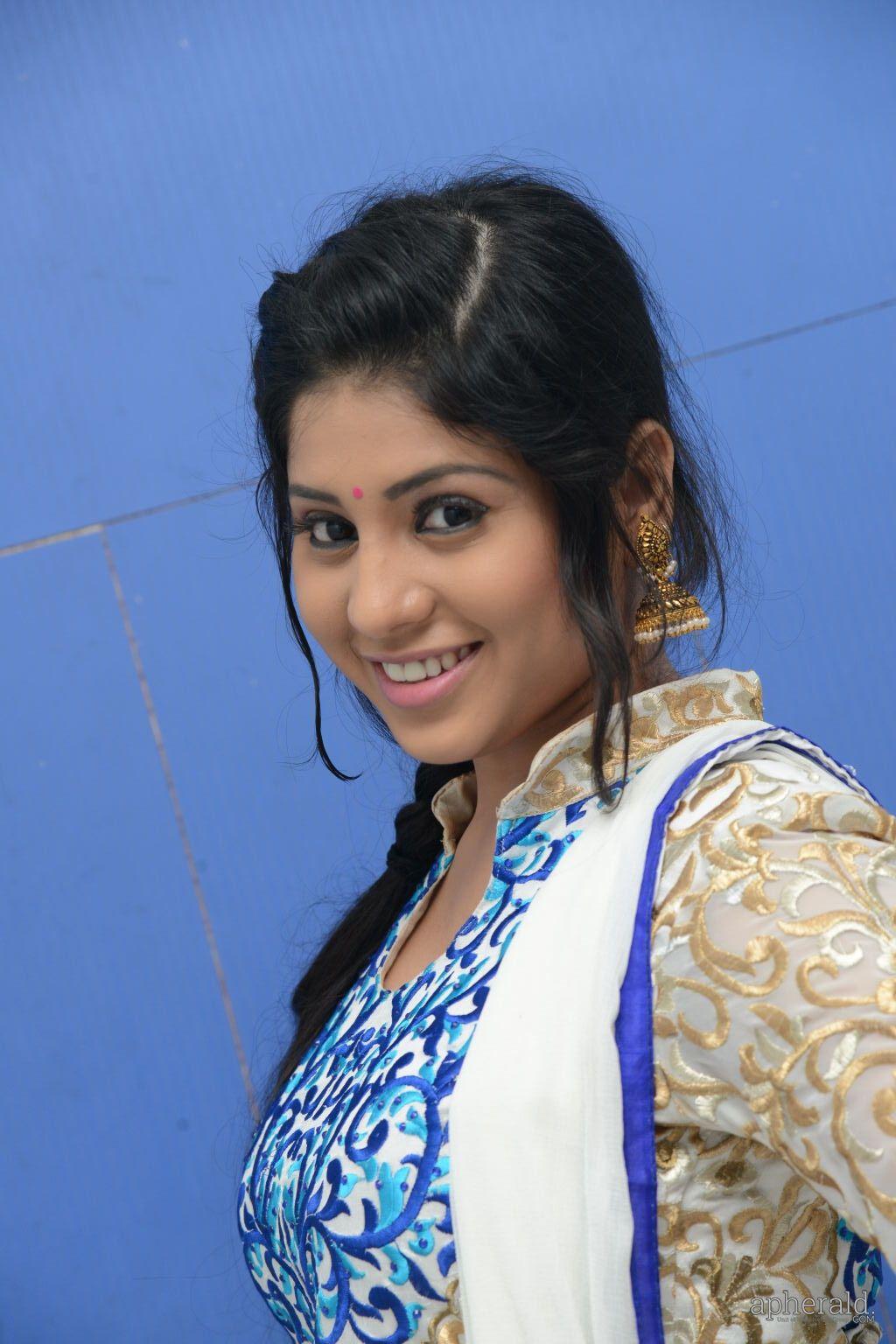 Hamida Cute Pics