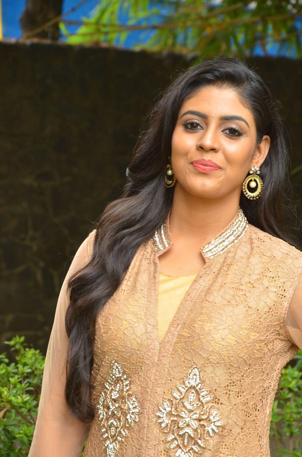 Iniya Cute Beautiful Images