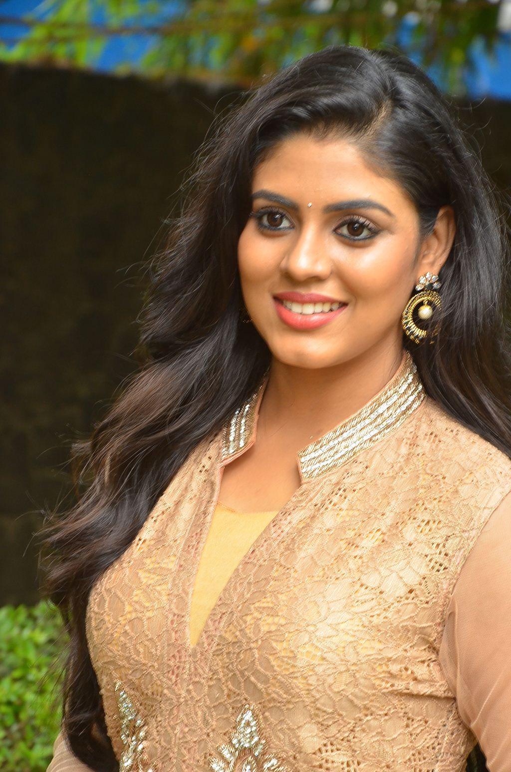 Iniya Cute Beautiful Images