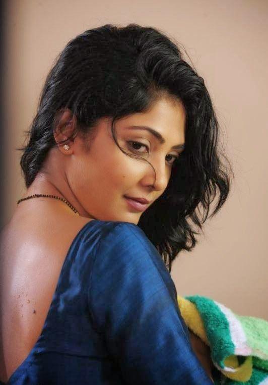 Kamalinee Mukherjee Spicy Saree Pics