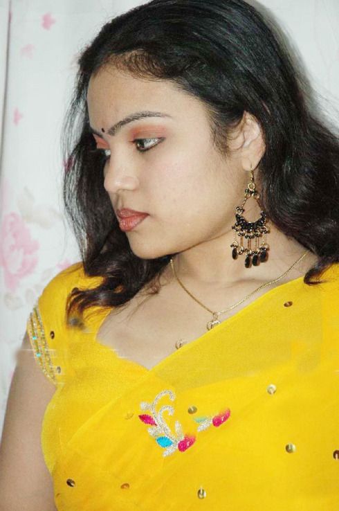 Karthika Nair in Saree hot photos