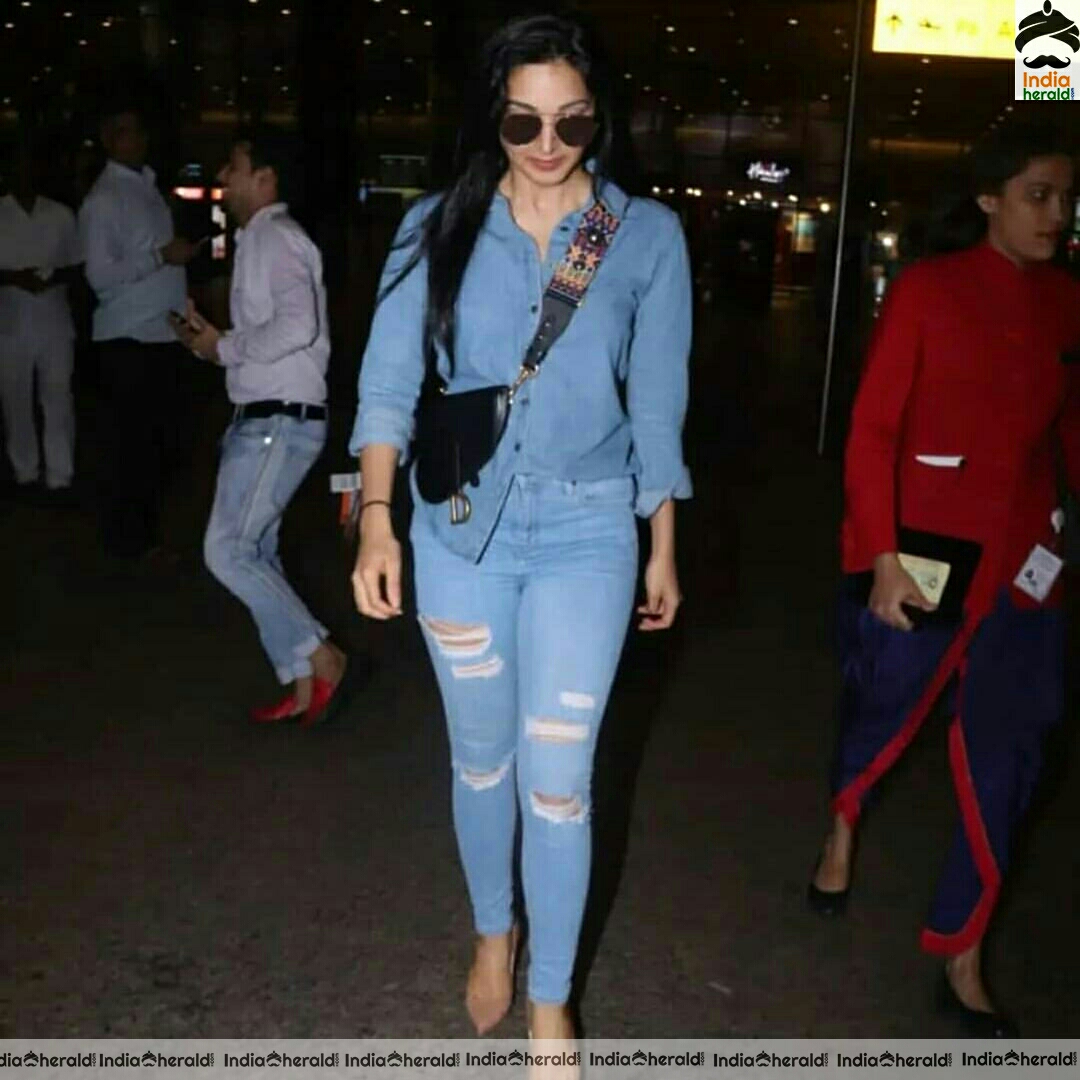 Kiara Advani And Kriti Sanon Spotted At Mumbai Airport Stil