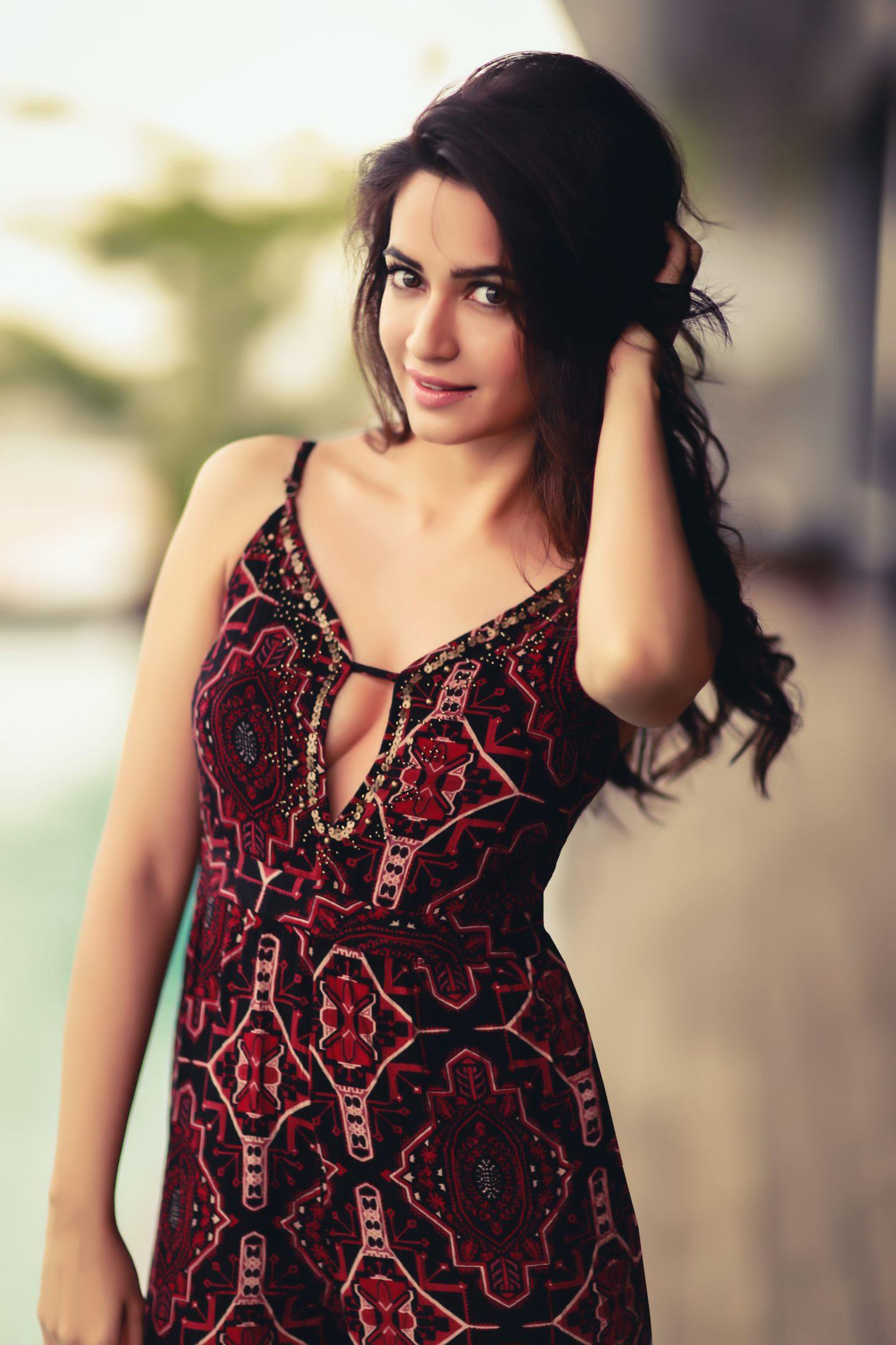 Kriti Kharbanda Latest PhotoShoot