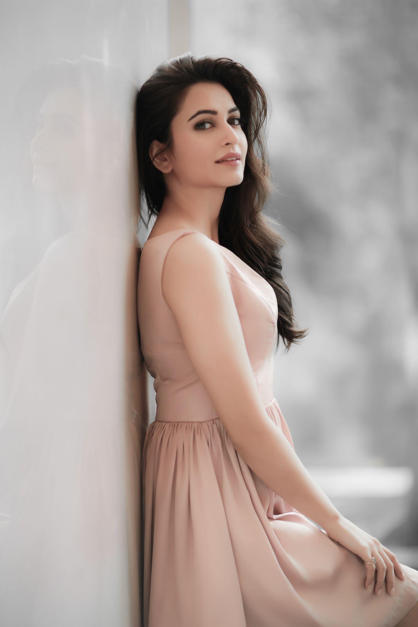 Kriti Kharbanda Latest PhotoShoot