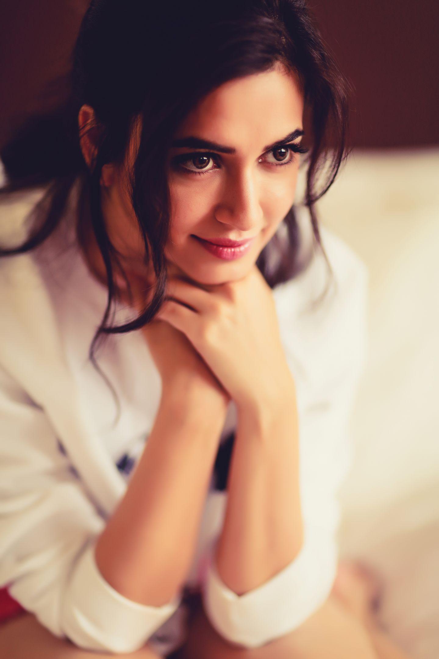 Kriti Kharbanda Latest PhotoShoot