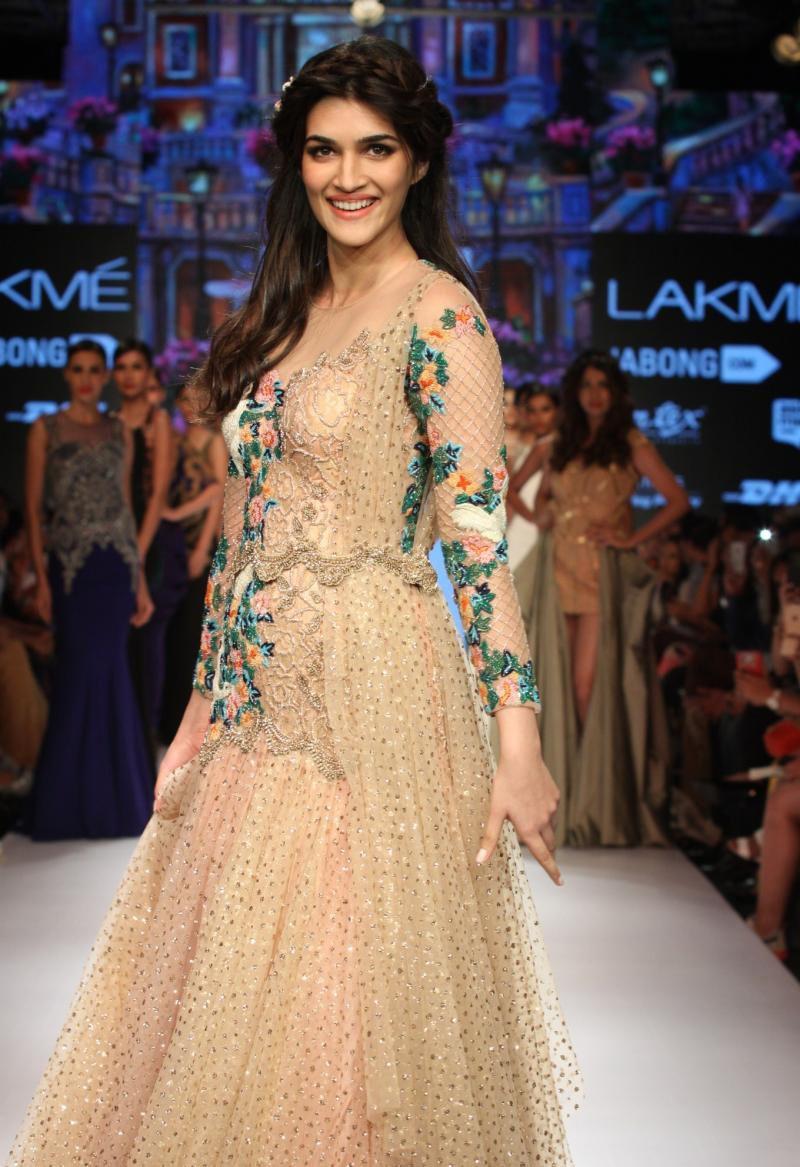 Kriti Sanon At Lakme Fashion Week Show Stills