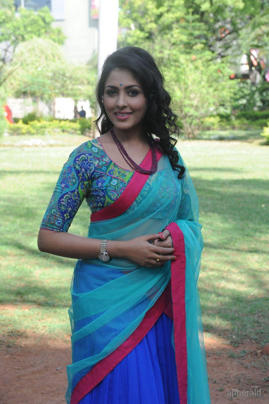 Madhu Shalini Half Saree Photos