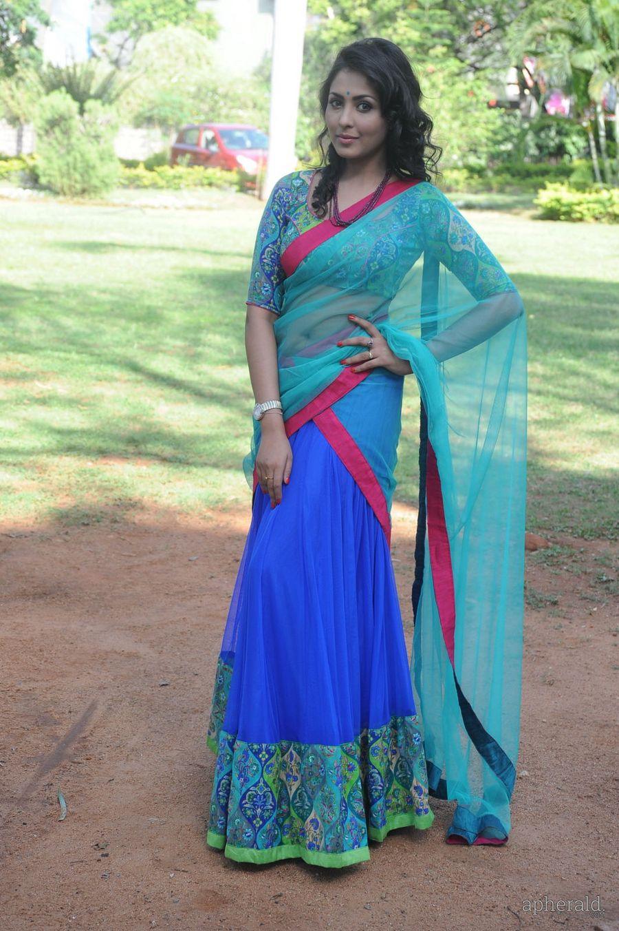 Madhu Shalini Half Saree Photos